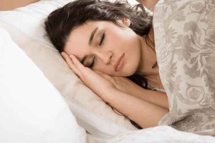 تفسير حلم شخص تحبه ينظر اليك في المنام لابن سيرين