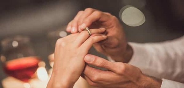تفسير الخطوبة في المنام للعزباء لابن سيرين