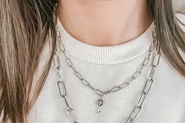 ما هو تفسير رؤية السلسلة الفضة في المنام للمتزوجة؟