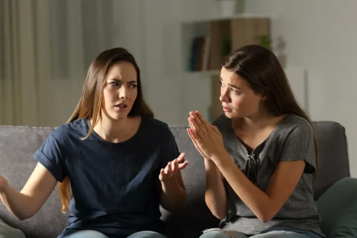 كيف تتجاوزين جرح صديقتك وتعيدين بناء علاقتكما؟